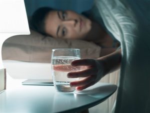 أبرز الأسباب التي تؤدي إلى العطش المفاجئ ليلًا