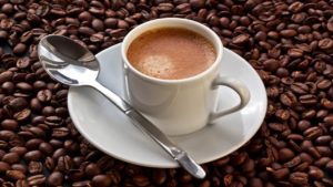 مخاطر شرب القهوة بكثرة والسبب الخفي للتعب