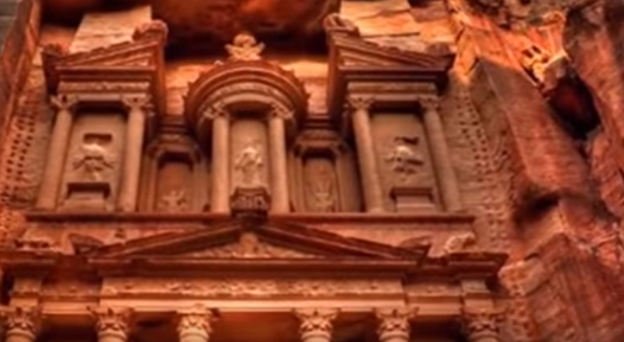 هذه الناقة كان حليبها يكفي قوم سيدنا صالح ولما ذبحت كانت الكارثة