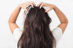 اسباب وعلاج حكة فروة الراس طبيعيا