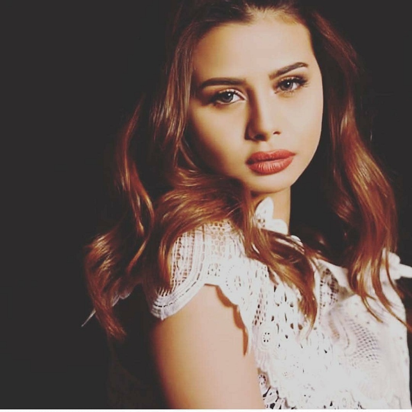 منة عرفة وهي صغيرة3
