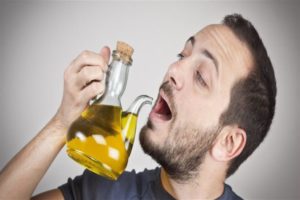 فوائد تناول زيت الزيتون على الريق