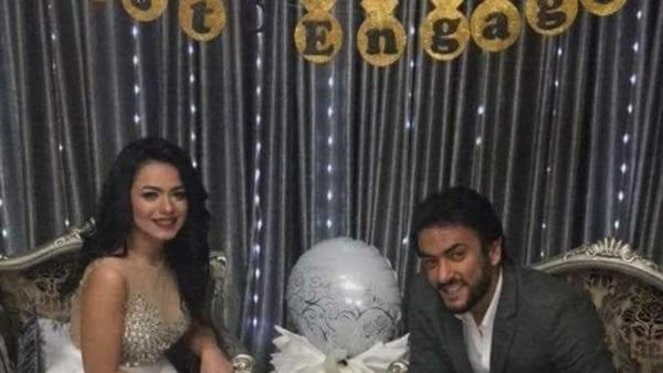الفنان أحمد العوضي وزوجته3