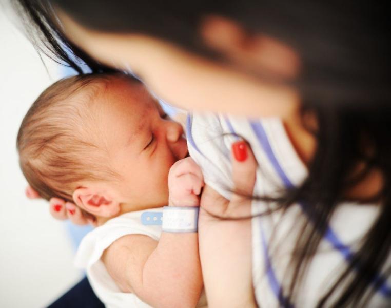 علاج تشققات الثدي أثناء الحمل