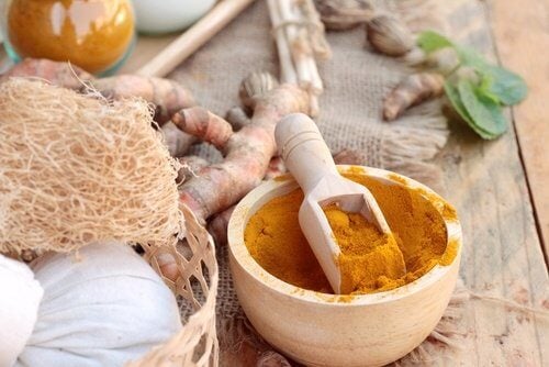 فوائد شرب الكركم مع العسل على الريق