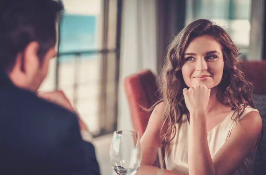 كيف تعرف أنها معجبة بك هذه هي الإشارات الحقيقية 