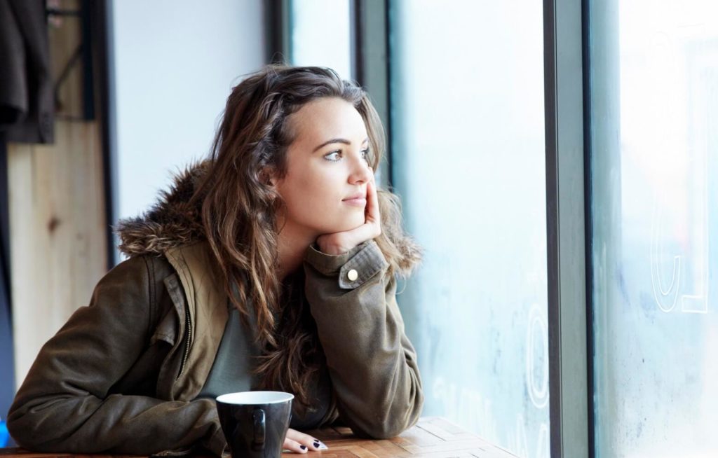 كيف تعرف أن شخص يحبك من بعيد
