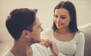 كيف اعرف انها تحبني بصدق