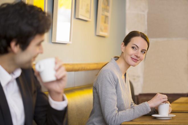 كيف أعرف أنها تحبني من بعيد