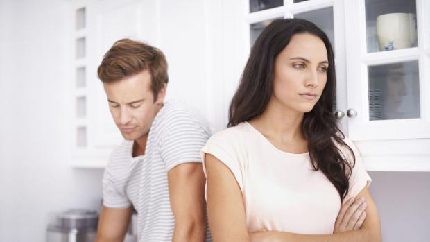 كيف تعرف أن زوجتك تخفي عنك شي