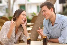 كيف تعرف أنها معجبة بك هذه هي الإشارات الحقيقية