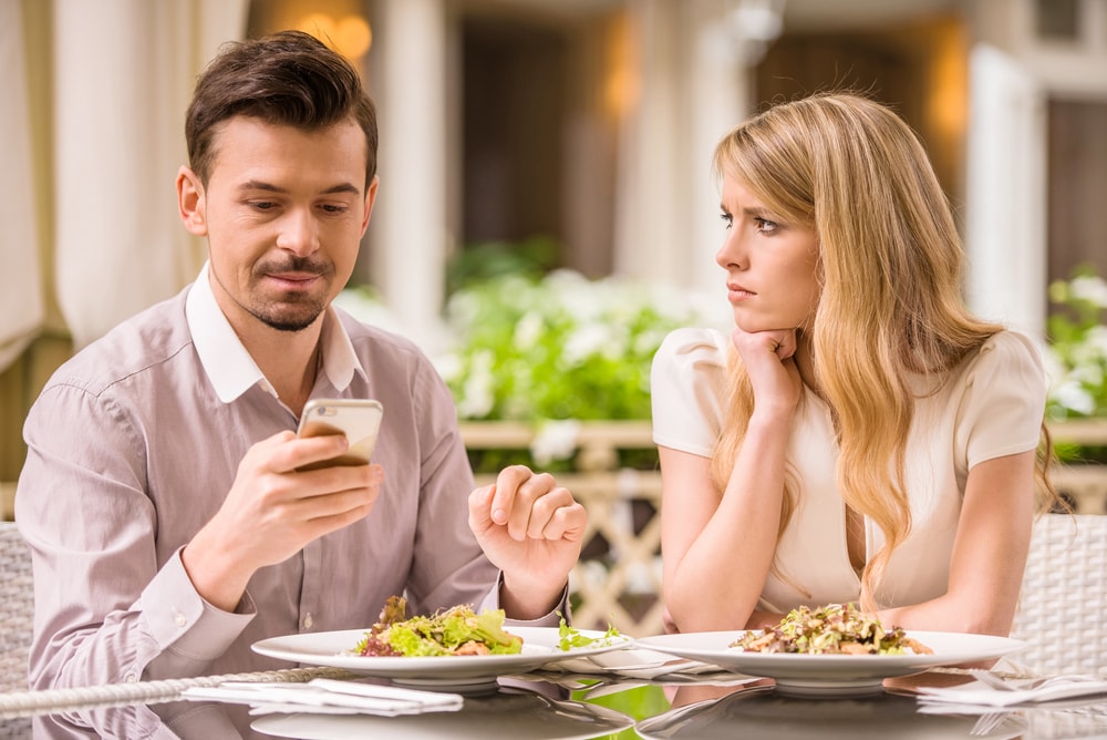 أشياء إذا فعلها الرجل تأكدي أنه يتسلى بك 