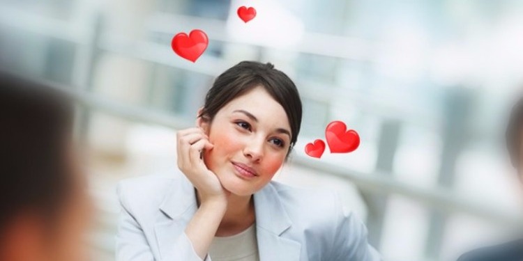  كيف تعرف أن الفتاة تفكر فيك 