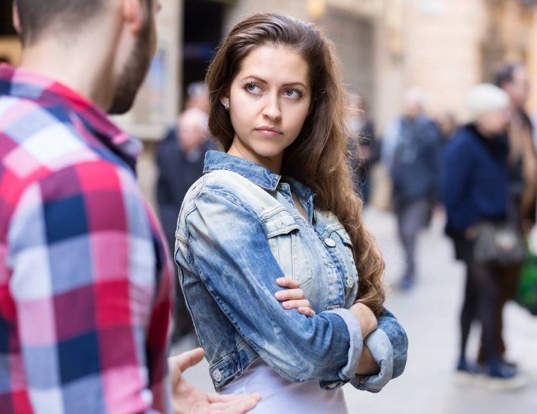 كيف اعرف أنها تحبني وهي تتجاهلني 