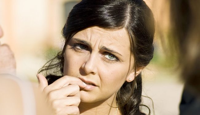 كيف تعرف الزوجه الكاذبه - علامات كذب المرأة بالحب