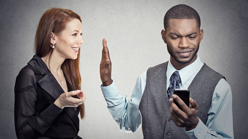 علامات تؤكد أن هذا الرجل لا يصلح لك
