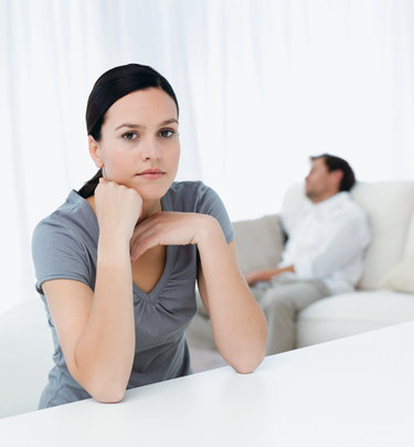 كيف تعرف أن زوجتك تخفي عنك شي