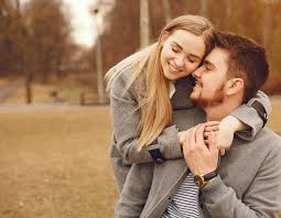 كيف اعرف انها تحبني من خلال الرسائل - كيف تجعل الفتاة تستسلم لك  