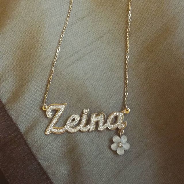اسم زينة مزخرف بالذهب1