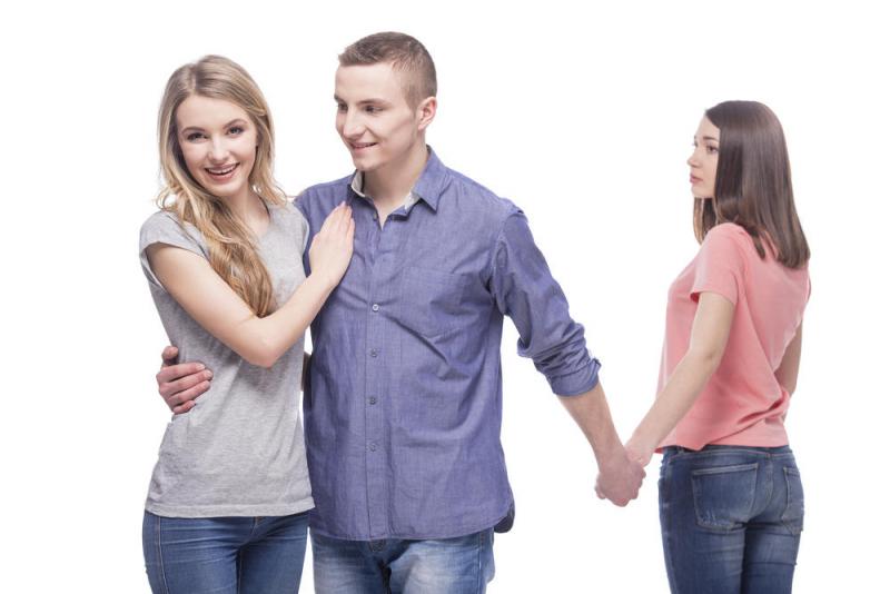 حكم الزواج من رجل متزوج