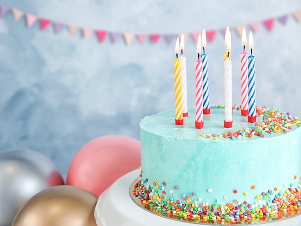 تهنئة عيد ميلاد صديق عزيز
