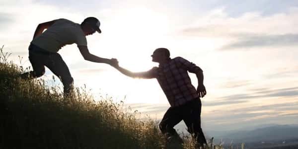 موضوع تعبير عن مساعدة الآخرين