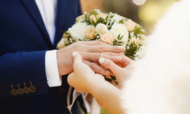 حلمت اني تزوجت غير زوجي وكنت مبسوطه