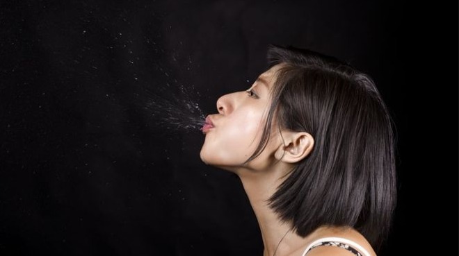النفث على شخص في المنام