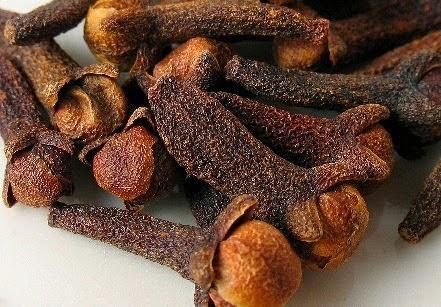 فوائد بخاخ القرنفل للشعر