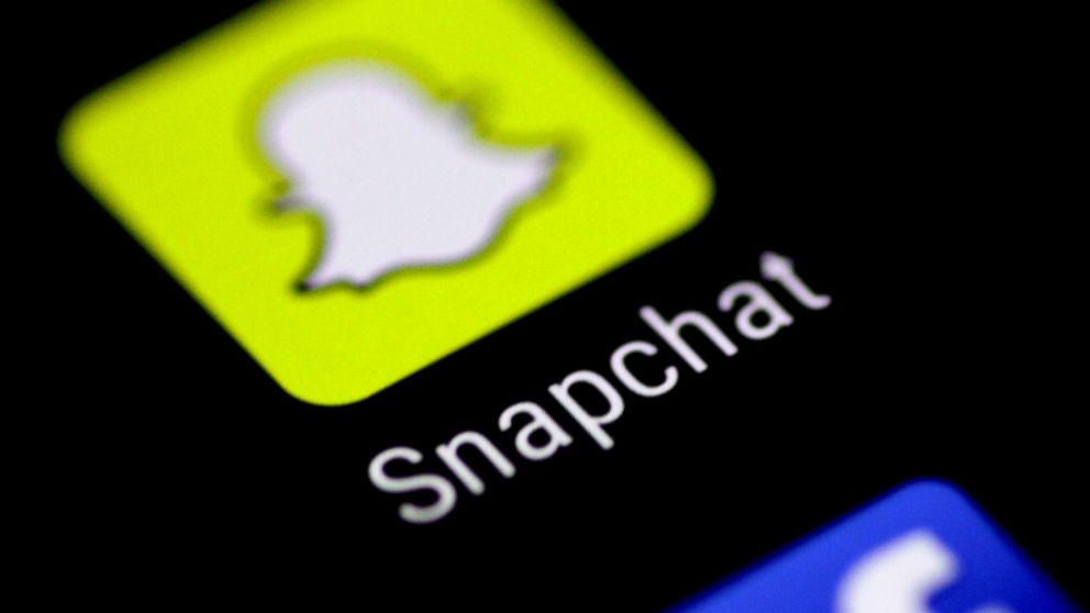 الحصول على الصور المتحركة على سناب شات عبر ميزة الملصق 