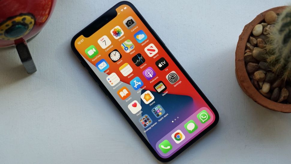 4. iPhone 12 mini / iPhone 12 - أفضل 15 هاتف ذكي لعام 2021
