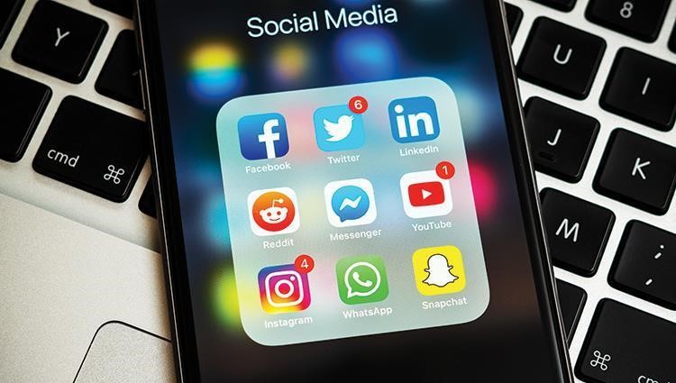 عبارات عن مواقع التواصل الاجتماعي