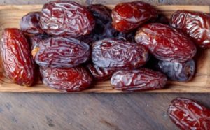 تفسير حلم شخص يعطيني تمر
