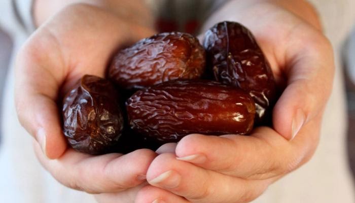 تفسير حلم شخص يعطيني تمر