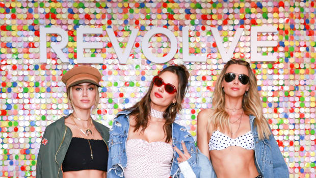 تجربتي مع موقع revolve