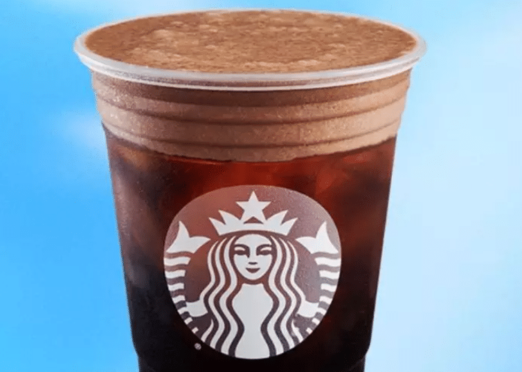 المشروب البارد مع رغوة الكاكاو الداكنة واللوز Cold Brew with Dark Cocoa Almondmilk Foam