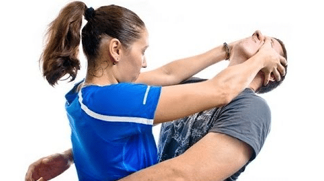كيف أدافع عن نفسي إذا أحد ضربني