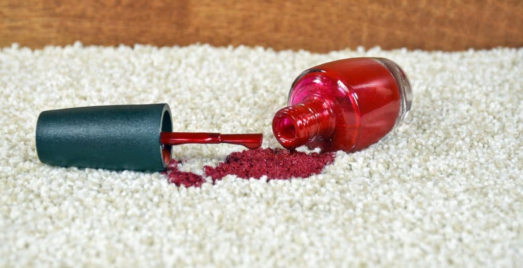 إزالة صبغ الأظافر من الملابس