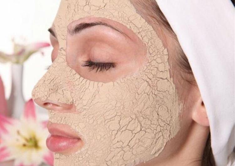 إزالة شعر الوجه بماء الورد