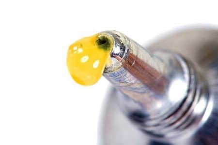 كيفية إزالة صمغ الفئران من الريش