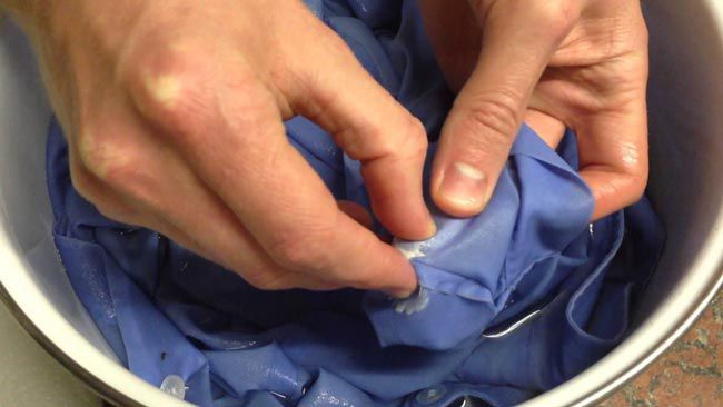 طريقة إزالة الفوم من الملابس