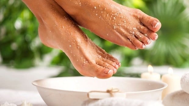 علاج تشقق القدمين بالملح