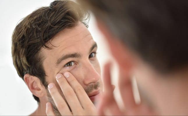 علاج تجاعيد تحت العين للرجال