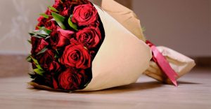 عبارات تكتب على باقات الورد