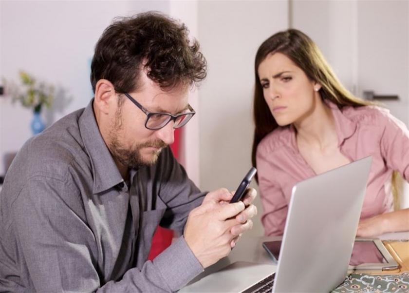 كيف اكتشف خيانة زوجي بالواتس آب
