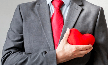 ماهي أقوى علامات الحب عند الرجل
