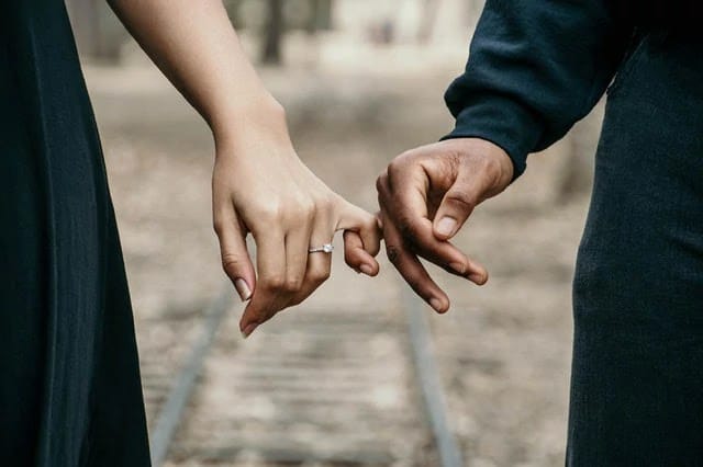 كيف اجعله يحبني وهو بعيد عني