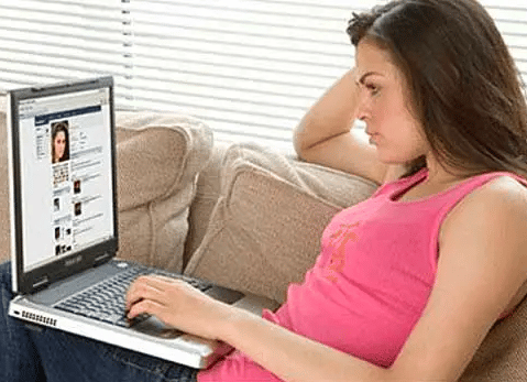 كيف تتحدث مع فتاة لأول مرة في الفيس بوك