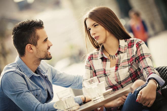 كيف تجذب الفتاة الشاب بكلامها