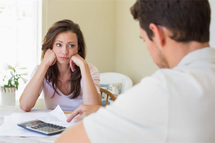 أحيانا اشعر أنه يحبني وأحياناً لا 